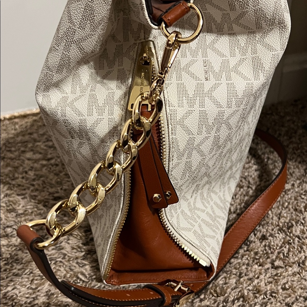Cream and cognac color bag in GUC - Picture 8 of 9